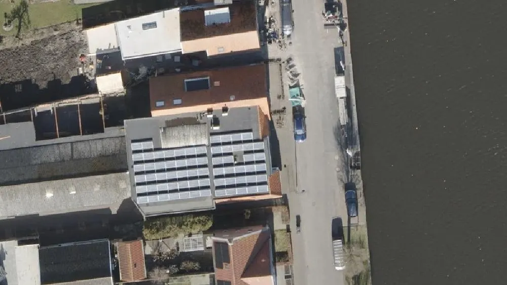 Luchtfoto van de omgeving van Texaco Stavoren Tankstation Aan Het Water Boten Autos aan de Schans 50. Nog geen foto's van de locatie zelf.